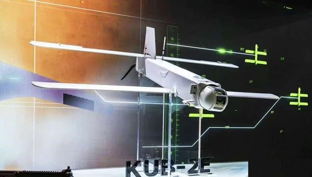 Xung đột Nga-Ukraine đã chứng minh rằng, chip và hệ thống dẫn đường đang trở thành vũ khí thống trị chiến trường. Bây giờ một UAV để có thể tham gia chiến đấu hiệu quả trên chiến trường, phải được trang bị hệ thống chống rung + đèn chiếu sáng laser + liên kết dữ liệu hai chiều + máy ảnh nhiệt.