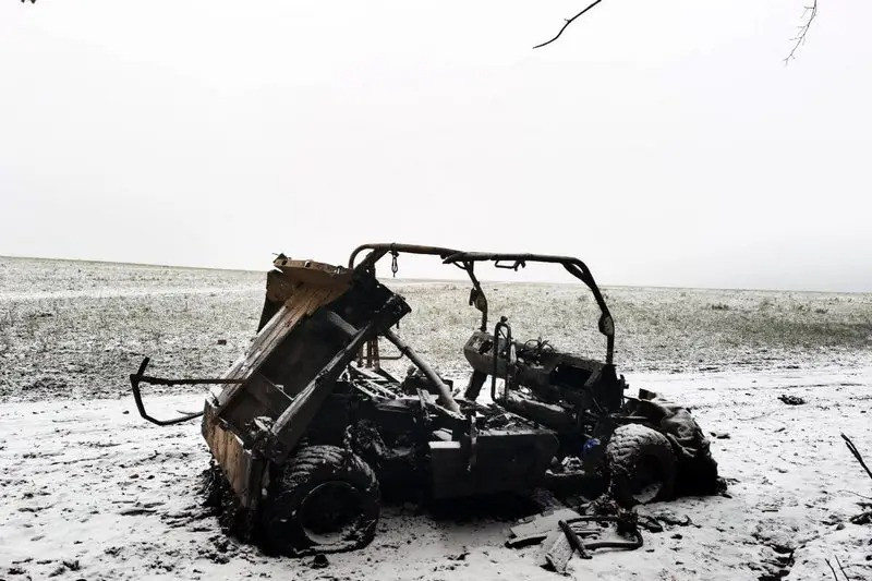 Việc thiếu lực lượng thiết giáp và xe vận tải đã trực tiếp dẫn đến việc AFU thiếu nhiên liệu sưởi ấm và khả năng sơ tán người bị thương, khiến nhiều binh lính bị thương chết cóng trên chiến trường, vào những đêm giá lạnh. 