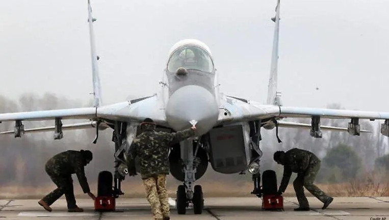 Còn theo tờ AFP từ Paris ngày 8/3 cho biết, trước sự “xâm lược” của Nga, Ukraine đã tăng cường kêu gọi các đồng minh phương Tây cung cấp máy bay quân sự. Tuy nhiên, việc nhanh chóng cung cấp máy bay chiến đấu cho phía Ukraine, sẽ là một động thái cực kỳ bất thường và nguy hiểm.