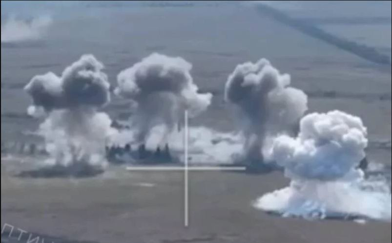 Để tăng cường hỏa lực tấn công mặt đất tại hướng Zaporizhia, một đoạn phim được Bộ Quốc phòng Nga công bố ghi lại khoảnh khắc các cuộc không kích lớn của Không quân Nga nhằm vào các vị trí của quân Ukraine đang tiến tới khu vực làng Rabotino.