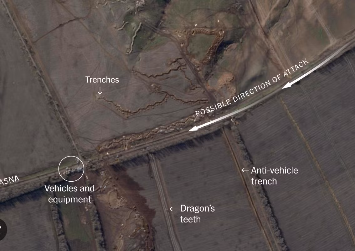 Hình ảnh vệ tinh có độ phân giải cao cho thấy, Quân đội Nga đã đào thêm một số chiến hào mới, tạo ra các tuyến phòng thủ mới cách các tuyến hiện có khoảng 10 km. 