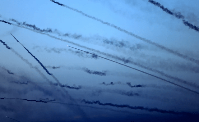 Chiến dịch tấn công lần này trước tiên sử dụng tên lửa để dọn đường, đây là hoạt động cơ bản của các cuộc tấn công vũ trang của Hamas nhằm vào Israel. Nhưng điều rất khác so với trước đây là cường độ các cuộc tấn công bằng tên lửa của Hamas lần này đã tăng lên rất nhiều. 