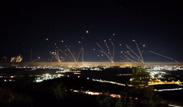 Có tới 640 quả tên lửa của lực lượng vũ trang Hamas bắn từ Gaza, thậm chí còn không bay ra được khỏi dải đất này và phần lớn đạn bay không cần phải đánh chặn. Theo hồ sơ của Israel, nước này chỉ cần xử lý 40% số đạn đang bay tới. 