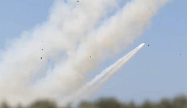 Theo chỉ huy quân đội Hamas, Mohammed Dave, người thực chất là chỉ huy Lữ đoàn Qassam, 5.000 quả rocket và súng cối đã được bắn vào các mục tiêu của Israel trong giai đoạn đầu của chiến dịch này, đây là một con số đáng kinh ngạc. 