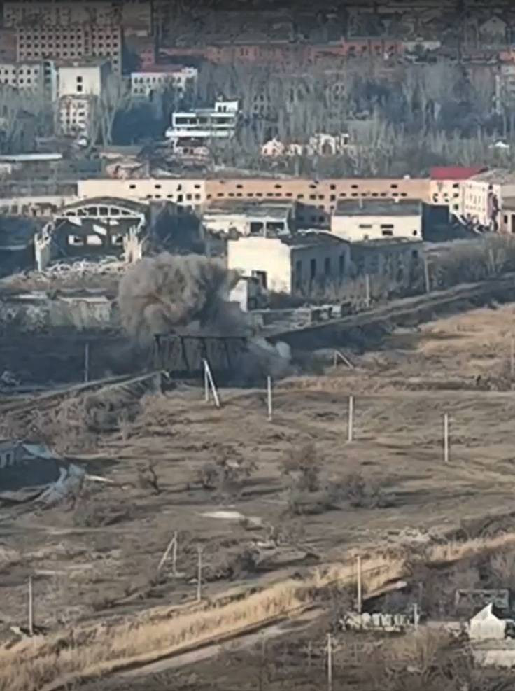 Ban đầu, các giả định được đưa ra rằng việc Quân đội Ukraine cho phá đập nước và đến bây giờ là cầu, nhằm ngăn chặn các mũi truy kích của lính đánh thuê Wagner. Nhưng quan sát trên địa hình thực tế và ảnh vệ tinh cho thấy, điều này không ảnh hưởng đến bước tiến của các đơn vị Wagner; nhưng lại cản đường rút của quân Ukraine.