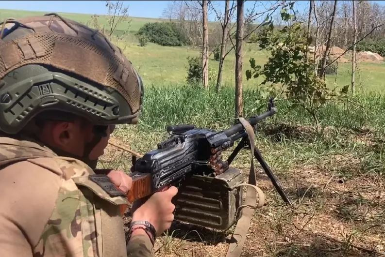 Tại phía tây khu công nghiệp Volchansky và phố Privokzalnaya, nằm ở phía tây thành phố, trinh sát của Nga phát hiện một nhóm quân Ukraine điều khiển UAV, một sở chỉ huy dã chiến và ít nhất 6 phương tiện xe quân sự cùng với quân số, đang cơ động đến bờ nam sông Volchya để vượt sang bờ bắc. 