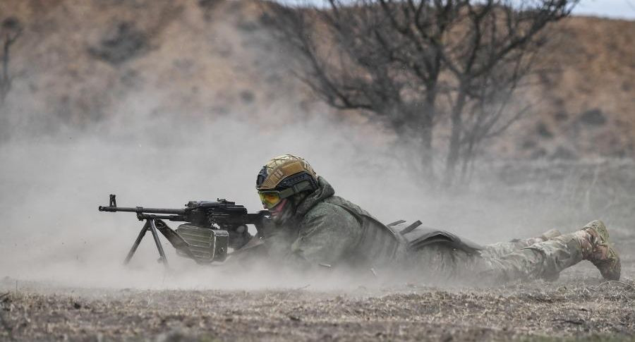 Cuộc tấn công của quân Nga vào Chasov Yar được thực hiện với sự hỗ trợ tích cực của hỏa lực pháo binh và không quân, giúp chế áp hiệu quả các vị trí phòng thủ của quân Ukraine, chi viện tích cực cho lực lượng mặt đất chiến đấu; theo thông tin của phía Nga, trong tuần qua, 1.000 lính Ukraine tại Chasov Yar đã bị loại khỏi vòng chiến đấu. (Nguồn ảnh: Southfront.press, CNN, Sputnik).