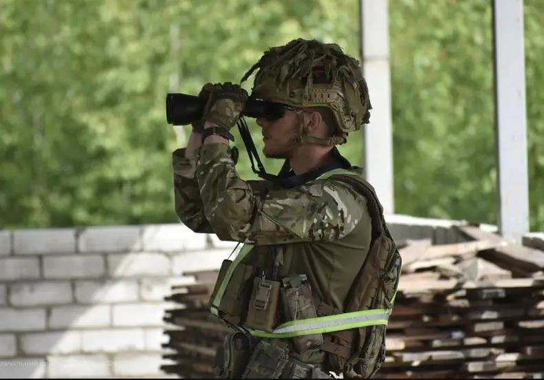 Ngay lập tức bom lượn và đạn pháo nhiệt áp TOS của Nga đã san bằng một số điểm chốt của quân Ukraine ở bờ nam sông Volchya, nhằm hỗ trợ cho lực lượng trên vượt sông, bao gồm cả trận địa súng cối và tên lửa chống tăng, cùng các lực lượng vượt sông hóa thành “than cốc”.