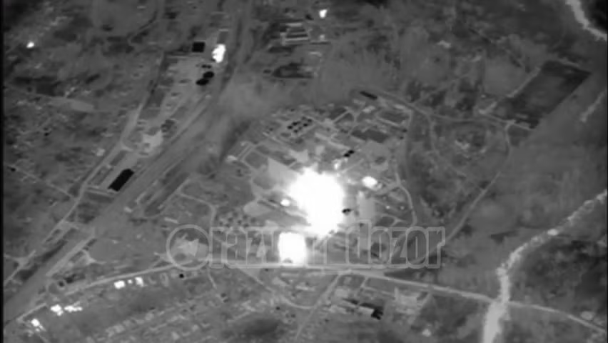 Không quân Nga đã sử dụng bom lượn có điều khiển FAB-250 và FAB-500 và cả FAB-1500 thả liên tục vào khu vực trung tâm của khu công nghiệp Volchansk, đặc biệt là Nhà máy chế tạo thang máy một cách chính xác, làm các tòa nhà kiên cố bị san bằng.