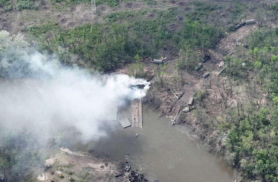Quân đội Ukraine lợi dụng địa hình, địa vật, đặc biệt là kênh đào Severski Donets - Donbass, để ngăn chặn quân Nga vượt sang bờ tây kênh đào. Chỉ huy Quân đội Ukraine tại Chasov Yar hiểu rằng, nếu quân Nga chiếm được toàn bộ bờ trái của kênh Seversky Donets-Donbass, thì phần phía tây Chasov Yar sẽ gặp nguy hiểm; điều này sẽ thay đổi đáng kể cục diện tình hình trong khu vực.