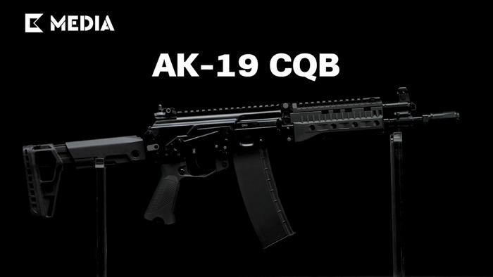 Mẫu AK-19 mà Tập đoàn Kalashnikov trưng bày cách đây vài ngày tại Diễn đàn quân sự Nga (Army 2023), không phải là mẫu AK-19, phiên bản ra đời năm 2020. Đó là một khẩu AK-19 CQB được hiện đại hóa và cải tiến sau khi kết hợp kinh nghiệm trên chiến trường, giữa tiểu liên và súng trường tấn công.