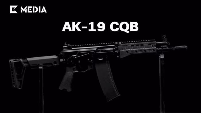 Mẫu AK-19 mà Tập đoàn Kalashnikov trưng bày cách đây vài ngày tại Diễn đàn quân sự Nga (Army 2023), không phải là mẫu AK-19, phiên bản ra đời năm 2020. Đó là một khẩu AK-19 CQB được hiện đại hóa và cải tiến sau khi kết hợp kinh nghiệm trên chiến trường, giữa tiểu liên và súng trường tấn công.