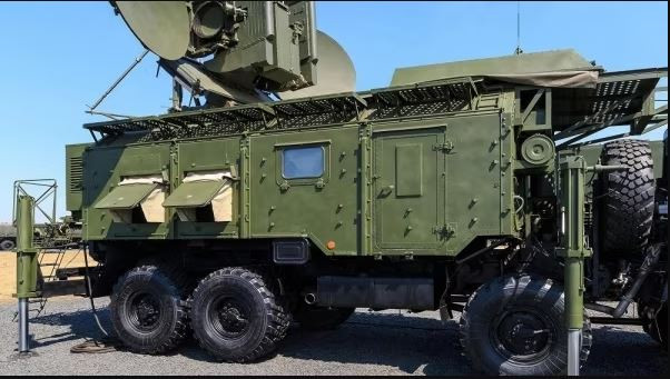 Điều này đòi hỏi một hệ thống tác chiến điện tử đủ mạnh và hệ thống duy nhất như vậy trong khu vực chiến đấu là Krasukha-4 có thể làm việc này; chuyên gia Thakur giải thích với EurAsian Times.