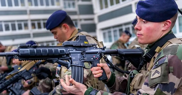 Sự lựa chọn của người pháp với mẫu HK416F phải bắt đầu từ chính thiết kế ưu việt của mẫu súng này. Kể từ khi đặc nhiệm Mỹ dùng khẩu HK416F, để tiêu diệt trùm khủng bố Osama bin Laden, chỉ bằng một phát bắn ở Pakistan, nó đã nhanh chóng trở nên nổi tiếng khắp thế giới.