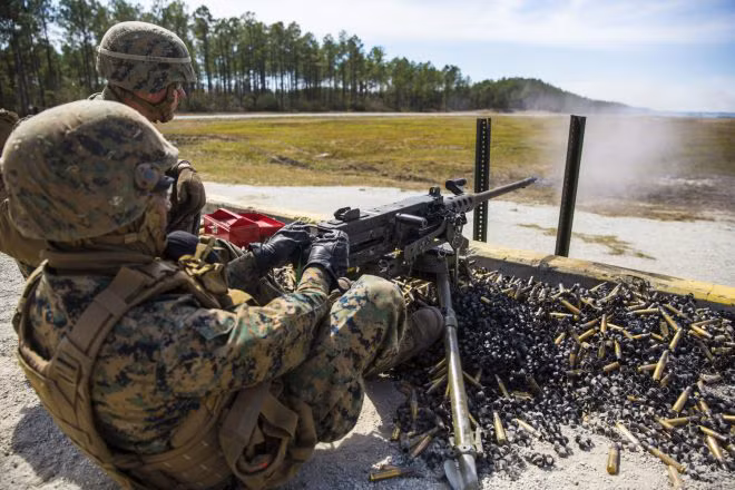Ngoài ra các khẩu súng máy hạng nặng tiếp tục thử thách bắn trong điều kiện bão cát sa mạc, nhưng Kord vẫn xuất sắc vượt qua; trong khi khẩu Browning M2 của Mỹ đã “chịu hàng” với điều kiện tự nhiên như vậy.