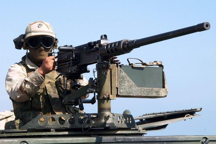 Ví dụ, Quân đội Mỹ vẫn được trang bị súng máy hạng nặng Browning M2. Loại súng máy hạng nặng này được thiết kế và đưa vào sử dụng vào năm 1933; thiết kế thành công đến mức, hiện nó vẫn phù hợp cho đến ngày nay và các vấn đề nảy sinh đã được loại bỏ, với việc nâng cấp.