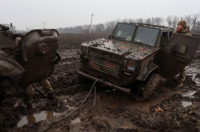 Những cơn mưa cuối mùa thu ở khu vực Đông Âu đã gây khó khăn cho Quân đội Ukraine tại Kursk, đặc biệt là sự cơ động của các phương tiện bánh lốp, khi không thể di chuyển trên đường đất. Theo đánh giá, chiến dịch phản công của Nga ở Kursk thành công một phần là do yếu tố thời tiết xấu, mặt đất lầy lội khiến quân Ukraine không thể giải vây cho Lyubimovka.