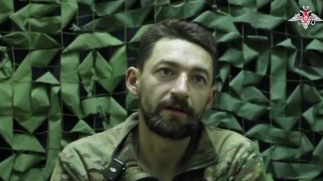 Điều đáng nói là khi quân Nga phản công, một số binh sĩ Ukraine đã chủ động đầu hàng. Theo kênh Telegram "Lực lượng đặc biệt Archangel Z", nhiều lính Ukraine bị bắt làm tù binh cho biết, cấp trên nói với họ rằng, họ sẽ được luân chuyển sau khi chiến đấu từ 3 đến 4 ngày. Nhưng trên thực tế, chỉ cần binh lính Ukraine đến tiền tuyến, họ sẽ chỉ có hai lựa chọn là chiến đấu đến chết hoặc đầu hàng. (Nguồn ảnh: Telegram, Topwar, Kyiv Independent).