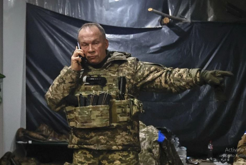 Tại vùng Kursk, Tướng Syrsky, Tổng Tư lệnh Quân đội Ukraine được lệnh từ Tổng thống Zelensky, phải giữ vững khu vực bị chiếm đóng trong một khoảng thời gian nhất định, ít nhất là cho đến khi tuyến phòng thủ Sumy được xây dựng xong, do vậy quân Ukraine không thể rút lui khỏi đây.