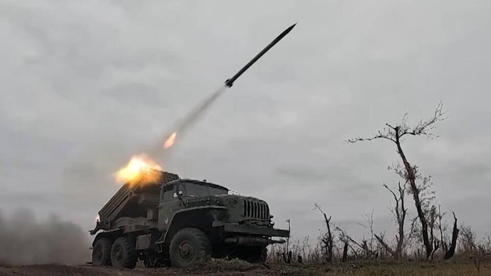 Kênh Rybar của Nga đưa tin về các trận đánh trên đường phố ở Kurakhove để giành nhà máy sản xuất thang máy, phía bắc Trường số 5 và các tòa nhà nhiều tầng. Ở phía nam đường Nagornaya-2, quân Nga đang tấn công theo hướng các khu nhà nông thôn và tiểu khu Yuzhny.