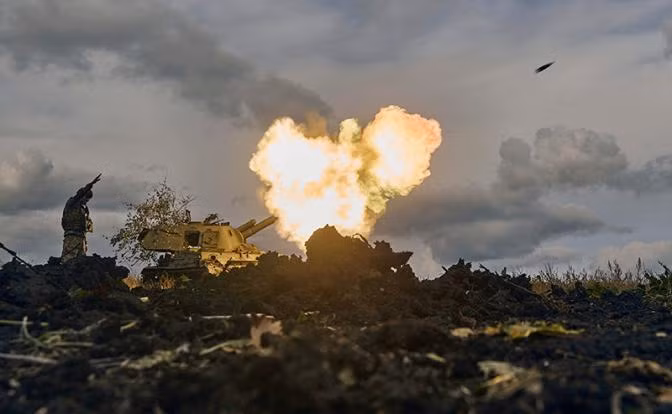 Phân tích của chuyên gia Roman Pogorelov cho rằng, “người Nga dự kiến sẽ tích cực ngăn chặn hậu cần đến Pokrovsk, như họ đã và đang làm ở các khu định cư khác, để thực hiện kế hoạch của mình. Mỗi ngày một số lượng lớn vũ khí và quân số của Ukraine được tung vào phản công và thật không may, áp lực không ngừng nghỉ đã không mang lại kết quả”.