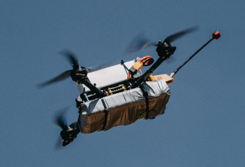 Quân đội Ukraine cũng sử dụng loại UAV 4 trục loại lớn dùng cho nông nghiệp (thường dùng làm phương tiện phun thuốc trừ sâu), nên có thể mang theo lượng vũ khí lớn hơn, tầm bay xa hơn, nhưng cũng đắt tiền hơn. Ngoài ra một số UAV còn đóng vai trò là đài quan sát pháo binh để trinh sát phát hiện mục tiêu và phục vụ sửa bắn.