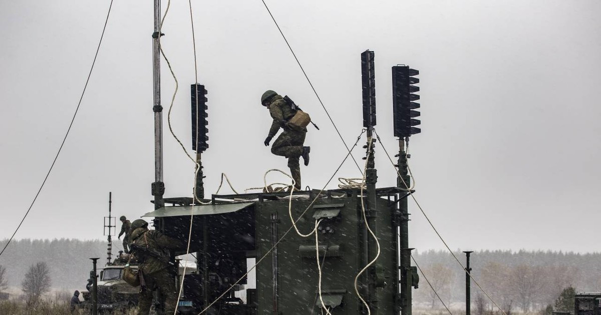 Để chống lại mối đe dọa của UAV FPV của Ukraine trên chiến trường, Quân đội Nga có ba cách chính để đối phó với UAV FPV. Cách hiệu quả nhất là sử dụng các phương pháp trinh sát điện tử, trinh sát bằng UAV và trinh sát mặt đất, để tìm ra vị trí của người điều khiển UAV của quân Ukraine. 