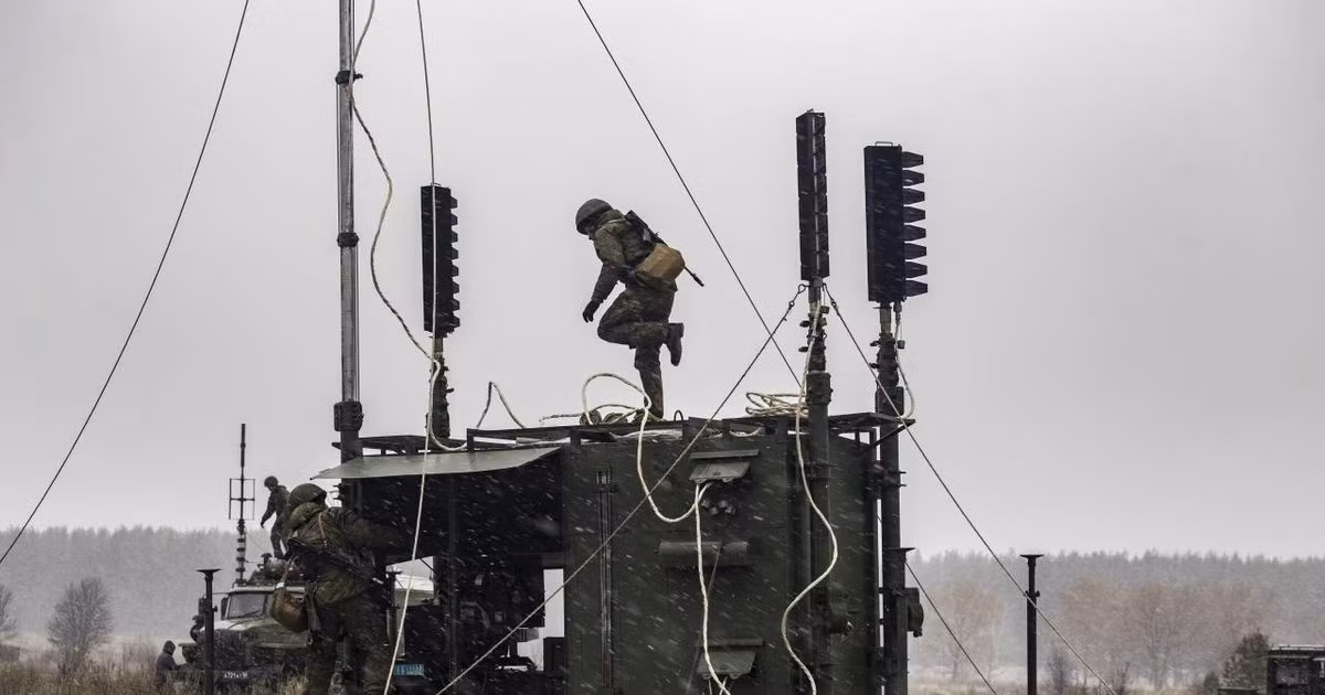 Để chống lại mối đe dọa của UAV FPV của Ukraine trên chiến trường, Quân đội Nga có ba cách chính để đối phó với UAV FPV. Cách hiệu quả nhất là sử dụng các phương pháp trinh sát điện tử, trinh sát bằng UAV và trinh sát mặt đất, để tìm ra vị trí của người điều khiển UAV của quân Ukraine. 