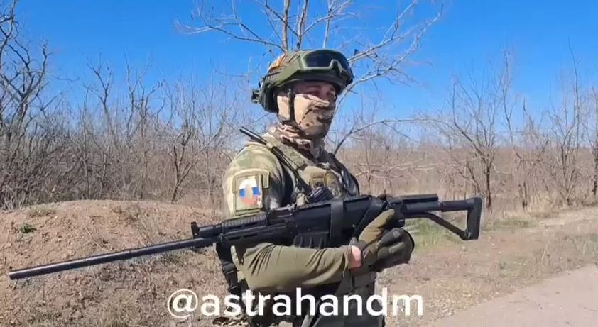 Trong phân đội chống UAV FPV của Nga ở mặt trận Donbass thường biên chế một người được trang bị thiết bị gây nhiễu điện tử định hướng và người còn lại được trang bị súng shotgun bán tự động Vepr-12. Đây là loại súng bắn đạn ria (hay còn gọi là đạn hoa cải), mặc dù tầm bắn không xa, nhưng vùng sát thương rất rộng.