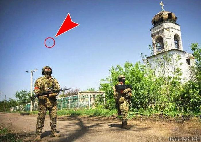 Phương pháp thứ hai là cách đơn giản và thô sơ nhất, và được sử dụng nhiều nhất đó là dùng các loại vũ khí hạng nhẹ để bắn UAV. Nhiều loại vũ khí khác nhau được đội chống UAV trang bị như súng gây nhiễu UAV, súng bắn đạn ria hai nòng và súng máy PKM. 