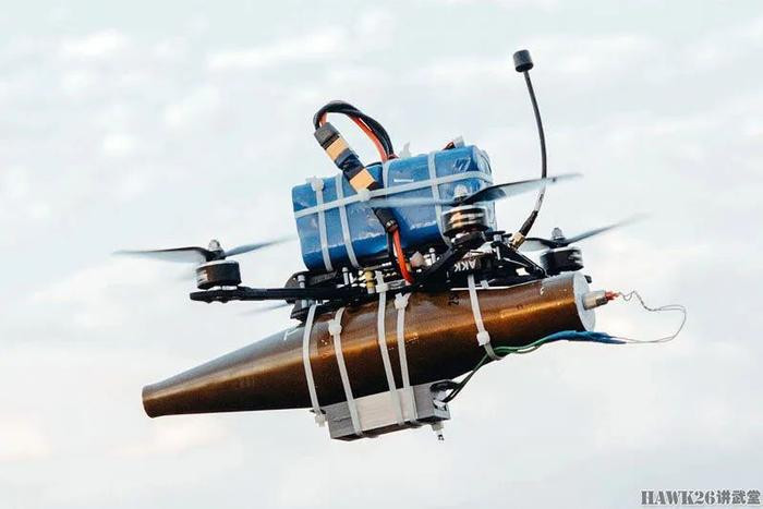 Còn trên chiến trường Ukraine, cả Nga và Ukraine đều sử dụng rộng rãi máy bay không người lái tự sát (UAV FPV). Nhiều cuộc tấn công chiến thuật cục bộ, được thực hiện với lực lượng nhỏ và tốc độ tiến quân phù hợp. Đây là một cách hiệu quả để giảm thiểu tổn thất trước UAV FPV.