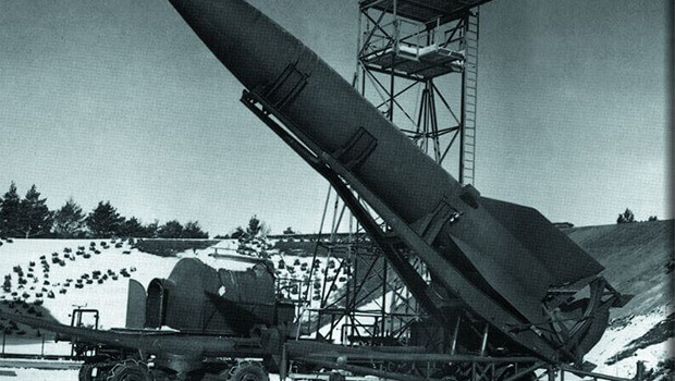 Ông tổ của các loại tên lửa đạn đạo trên thế giới hiện nay là loại tên lửa V2 của Đức trong Thế chiến thứ hai. Tuy lúc mới ra đời, nó được đánh giá là vũ khí rất “hứa hẹn”, nhưng do độ chính xác thấp và giá thành quá cao, nên tên lửa của Đức đã không thể là vũ khí thay đổi cục diện chiến trường.