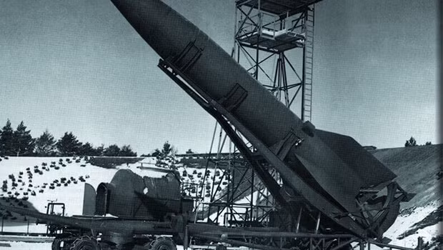 Ông tổ của các loại tên lửa đạn đạo trên thế giới hiện nay là loại tên lửa V2 của Đức trong Thế chiến thứ hai. Tuy lúc mới ra đời, nó được đánh giá là vũ khí rất “hứa hẹn”, nhưng do độ chính xác thấp và giá thành quá cao, nên tên lửa của Đức đã không thể là vũ khí thay đổi cục diện chiến trường.