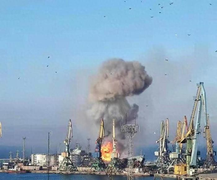 Nhưng lần này cuộc chiến Nga-Ukraine lại khác. Nga sử dụng tên lửa đạn đạo và tên lửa hành trình cùng lúc để tấn công Ukraine. Mặc dù một số người nói rằng, độ chính xác của nó không cao, nhưng nó có thể hỗ trợ tấn công nhanh với số lượng lớn.