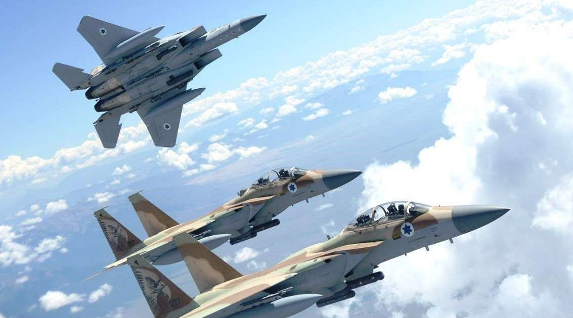 Trong cuộc xung đột giữa Iran và Israel đang diễn ra, mặc dù Israel có lực lượng không quân hùng hậu trong khu vực, nhưng cũng rất khó khăn trong việc trả đũa Iran, do khoảng cách địa lý giữa hai quốc gia ở cách xa nhau quá xa. Nếu tiến hành chiến dịch không kích vào lãnh thổ Iran, Không quân Israel phải có nhiều máy bay tiếp dầu trên không và phụ thuộc vào không phận các quốc gia khác.