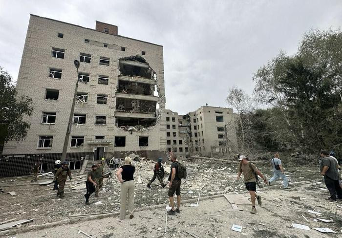 Ukraine lần này bị tên lửa Nga tấn công mạnh và họ cũng nhận ra điều này, khi họ bắt đầu tăng tốc độ phát triển tên lửa của riêng mình và thử nghiệm thành công chúng. Đây không chỉ là đòn phản công với Nga, mà còn là sự thừa nhận giá trị của tên lửa đạn đạo.