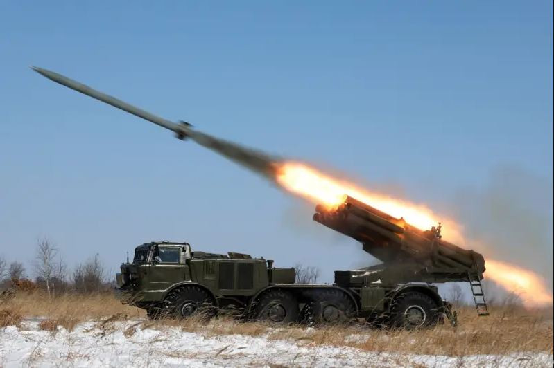 Còn tại mặt trận Avdiivka, quân Nga tổ chức tấn công vào mỏ đá phía nam gần Pervomysky. Các trận đánh bằng các cuộc đấu pháo diễn ra trong khu vực các cơ sở chế biến của nhà máy nước ngọt Coca-Cola, khu nhà máy hóa chất và nông trang Ivushka-2. 