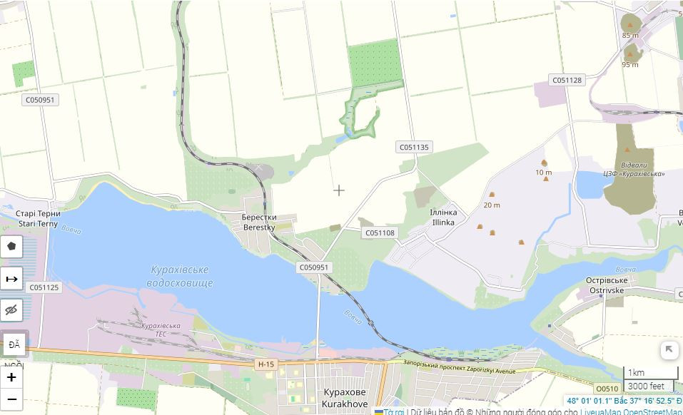 Ngoài ra, quân Nga sau khi chiếm khu vực phía bắc hồ chứa, còn có lợi thế về chiều cao do các bãi đất thải của quá trình khai mỏ và tuyển quặng. Kurakhove và các khu vực phòng thủ lân cận hiện do quân Ukraine kiểm soát đều nằm trong thung lũng, còn các vị trí của Nga cao hơn 100m. (Nguồn ảnh: Topwar, Liveuamap, Rvvoenkory, Ukrinform).