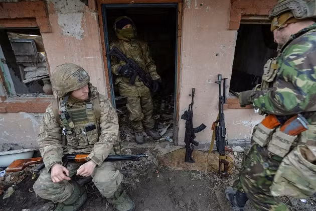 Báo cáo của OSCE chỉ ra rằng, theo hướng này, số lượng lớn nhất các trường hợp vi phạm chế độ ngừng bắn được quan sát thấy. Rõ ràng Quân đội Ukraine đang cố gắng để đánh chiếm khu vực này. 