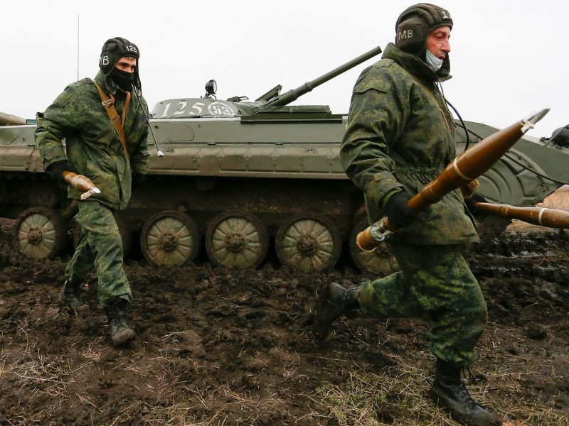 Đặc biệt lực lượng dân quân ly khai có thể chịu được những đòn tấn công tổng lực của Quân đội Ukraine; do những khu vực này đã được bố trí các hệ thống phòng thủ nhiều tầng và thực tế là cho đến nay, quân đội Ukraine không có đủ lực lượng để xuyên thủng hàng phòng ngự của lực lượng dân quân; các chuyên gia nhấn mạnh.