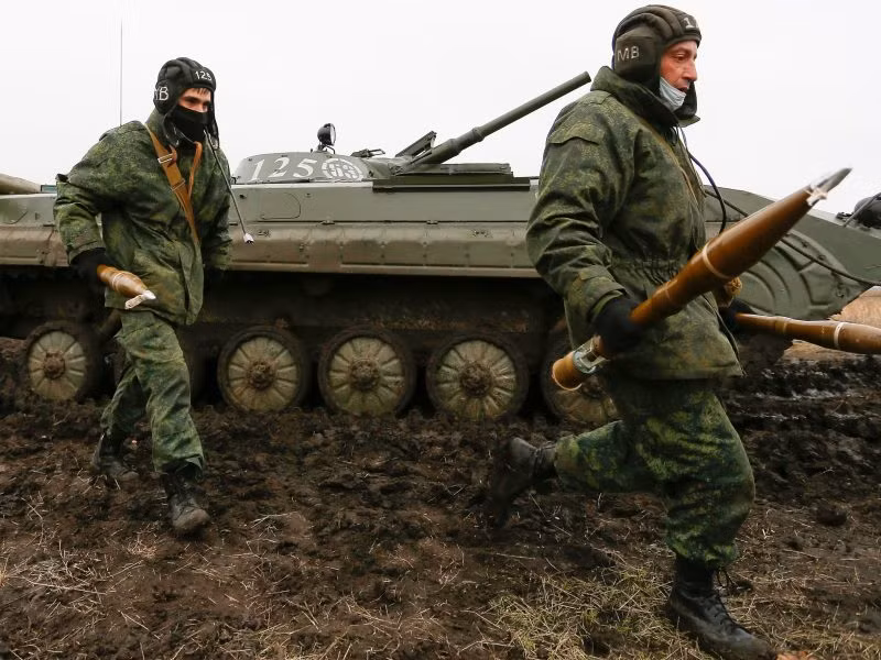 Đặc biệt lực lượng dân quân ly khai có thể chịu được những đòn tấn công tổng lực của Quân đội Ukraine; do những khu vực này đã được bố trí các hệ thống phòng thủ nhiều tầng và thực tế là cho đến nay, quân đội Ukraine không có đủ lực lượng để xuyên thủng hàng phòng ngự của lực lượng dân quân; các chuyên gia nhấn mạnh.