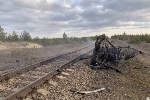 Trong khi đó vào ngày 13/11, một chiếc xe chở hai sĩ quan của Quân đội Ukraine, đã bí mật xâm nhập vào vùng lãnh thổ do lực lượng dân quân của Cộng hòa Nhân dân Luhansk (LPR) tự xưng kiểm soát; nhưng chiếc xe đã bị phá hủy bởi một viên đạn pháo cỡ nòng lớn; khiến hai người trong xe tử vong.