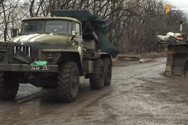 Vừa qua, một binh sĩ Ukraine hiện đang chốt giữ ở một trong những vị trí tiền tiêu của khu vực đường giới tuyến, đã đào ngũ khỏi vị trí chiến đấu, bằng một chiếc ô tô quân sự Ural, được đánh cắp từ Quân đội Ukraine.