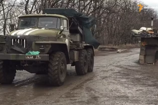 Vừa qua, một binh sĩ Ukraine hiện đang chốt giữ ở một trong những vị trí tiền tiêu của khu vực đường giới tuyến, đã đào ngũ khỏi vị trí chiến đấu, bằng một chiếc ô tô quân sự Ural, được đánh cắp từ Quân đội Ukraine.