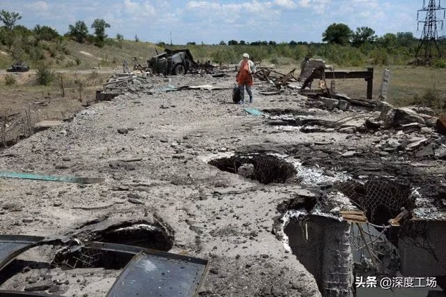 Nếu tính theo cách này, Quân đội Ukraine sẽ bị hy sinh ít nhất 100-200 người và bị thương 100-500 người mỗi ngày. Trong một tháng, sẽ có từ 3.000-6.000 người sẽ thiệt mạng và 3.000-15.000 người bị thương. Tổng số thương vong từ 6.000-21.000 quân.