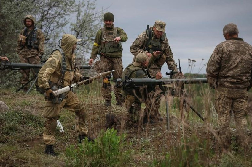 Nhưng giờ đây, đại đội của anh ta đã mất đi 80% quân số tinh nhuệ do bị chết và bị thương. Quân số còn lại bây giờ là những tân binh thiếu kinh nghiệm.