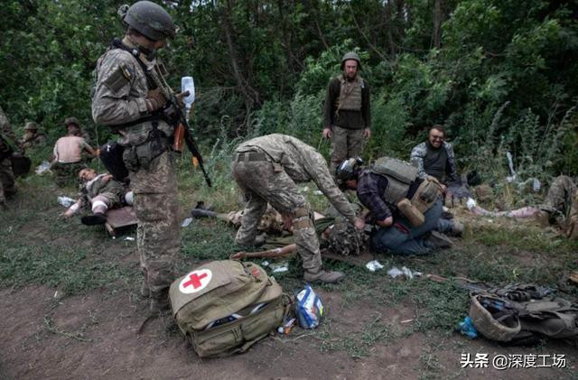 Còn tướng Mark Milley, Chủ tịch Hội đồng Tham mưu trưởng Liên quân Mỹ thì nói rằng, khoảng 100 binh sĩ Ukraine thiệt mạng và 100 đến 300 người bị thương mỗi ngày.