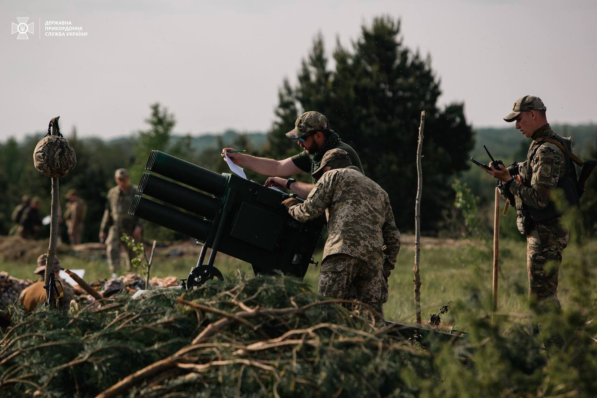 Pháo phản lực RAK-SA-12, sử dụng ống phóng đường kính 128mm, chiều dài ống: 1200 mm; số lượng ống phóng 12. Tầm bắn tối đa với đạn nổ phá M91A1 là 8.540m. Cơ cấu khai hỏa bằng điện, thời gian phóng hết loại 12 quả là 9,6 giây. Trọng lượng hành quân: 720kg; trọng lượng chiến đấu (nạp đủ đạn): 975kg. RAK-SA-12 di chuyển bằng xe kéo 1,5 tấn trở lên. (nguồn ảnh Bulgarian Military, Ukrinform, Wikipedia, Alamy).