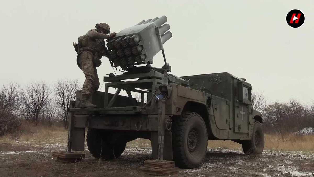 Trên chiến trường, RAK-SA-12 có thể được sử dụng để hỗ trợ hỏa lực trực tiếp cho các hoạt động chiến đấu tấn công và phòng ngự, hoặc tập kích hỏa lực pháo binh. Khả năng nhanh chóng chuyển hướng hỏa lực sang các mục tiêu khác nhau, giúp tăng cường tính linh hoạt về mặt chiến thuật, của các đơn vị sử dụng nó.