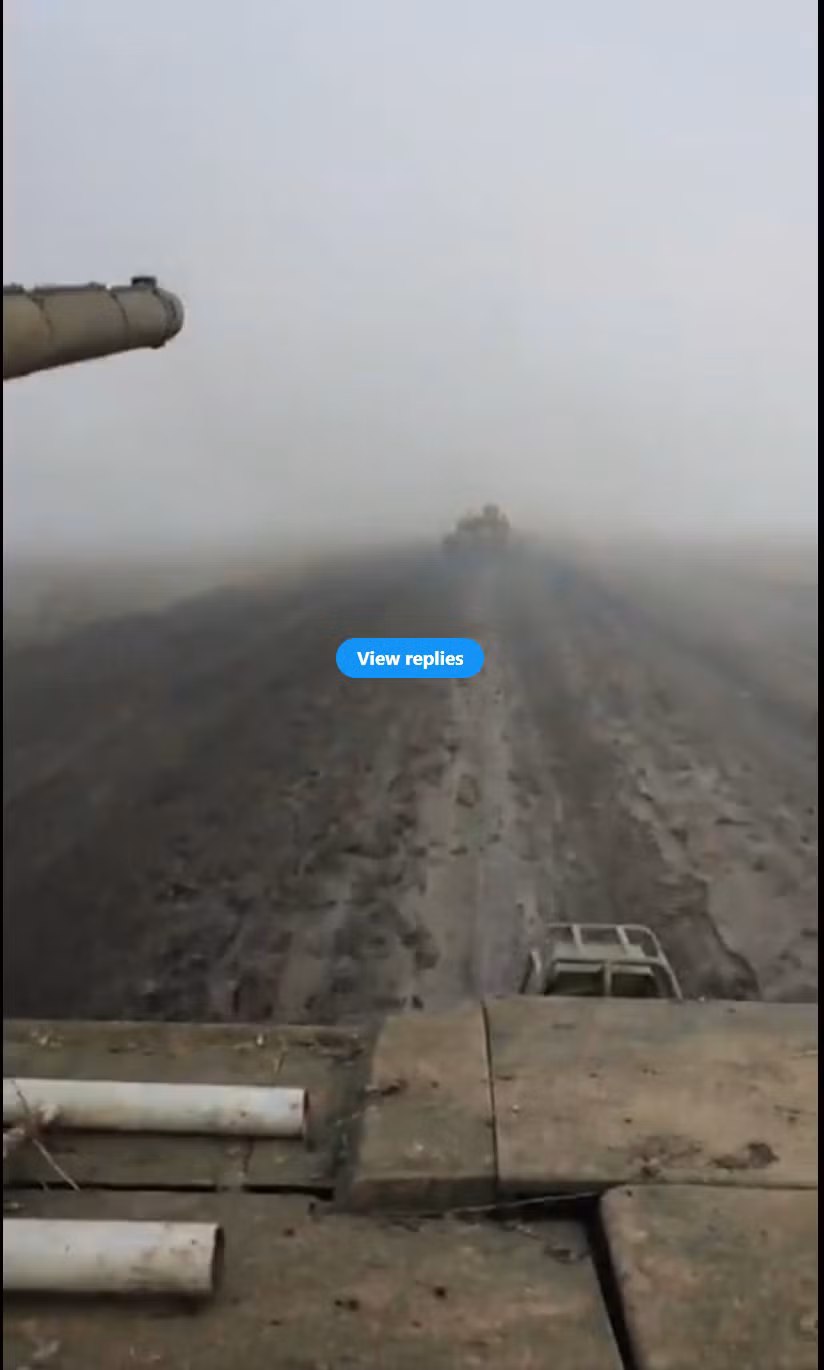 Nhưng do quân đội Nga dường như không có nhiều xe tăng T-14, nên không rõ tổng cộng có bao nhiêu xe tăng loại này có thể được đưa vào chiến trường. Đoạn video cho thấy, có ít nhất hai chiếc xe tăng T-14 đang di chuyển dọc theo con đường đất; một trong số đó đã quay cảnh sương mù dày đặc trên đường đi. 